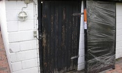 Udskiftning af gammel garagedør, før billed